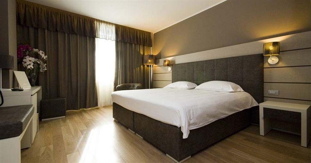 Hotel Glamour Bassano del Grappa Bagian luar foto